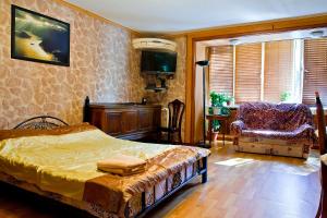 sypialnia z łóżkiem i krzesłem w obiekcie Lessor Apartments w mieście Ałma-Ata