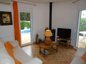 un soggiorno con un divano e una TV di Casa Ayelen Comfortable holiday residence a Vinarós