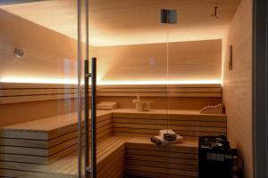 a bathroom with a sauna with a glass door at Oceans18 in Wenningstedt