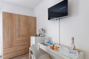 eine kleine Küche mit einem Schreibtisch und einem Kühlschrank in der Unterkunft Residenza La Serenata - Happy Rentals in Cavigliano
