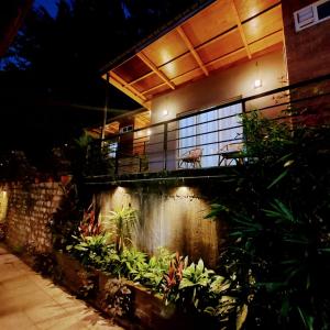 une maison avec un balcon orné de plantes. dans l'établissement The Little Paradise, à Kalimpong