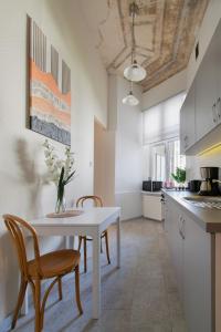 Kuchyňa alebo kuchynka v ubytovaní Vintage Apartment Gertrudy street