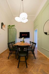 Televízia a/alebo spoločenská miestnosť v ubytovaní Vintage Apartment Gertrudy street