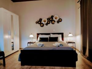 sypialnia z dużym łóżkiem z dwoma ręcznikami w obiekcie Silver Moon w mieście Kini