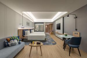 Rúm í herbergi á voco Guangzhou Shifu by IHG