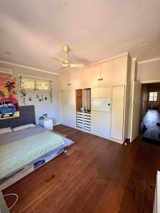 柏斯的住宿－Chimu Home-Hostel，一间大卧室,配有一张床和一个吊扇