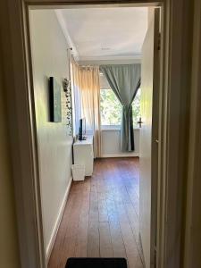 um corredor com uma janela e um piso de madeira em Chimu Home-Hostel em Perth