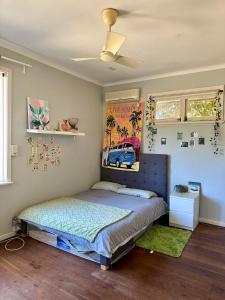柏斯的住宿－Chimu Home-Hostel，一间卧室配有一张壁画床