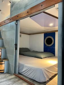 מיטה או מיטות קומותיים בחדר ב-The Hostel By The Sea