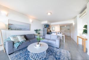 una sala de estar con un sofá y una mesa en Paradise Palms, en Airlie Beach 12 fotos más