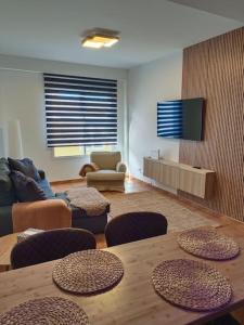 Una sala de estar con una mesa y sillas y un televisor. en La atalaya, en Sauzal