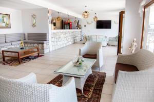 - un salon avec une table et des chaises dans l'établissement Bartu Otel, à Çeşme