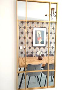 een eetkamer met een houten tafel en stoelen bij Disney Ratatouille Paris 5mn park & Val d'Europe in Chessy +31 foto's