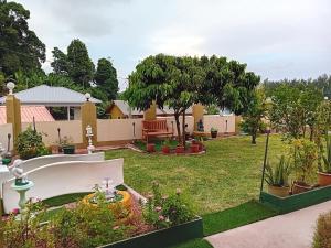 ogród z drzewami i roślinami na dziedzińcu w obiekcie La Residence D'Almee Guesthouse w mieście Praslin