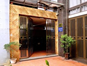 einen Eingang zu einem Gebäude mit offener Tür in der Unterkunft Era Apartment Nguyen Van Huyen in Hanoi