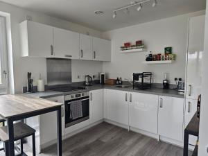 Η κουζίνα ή μικρή κουζίνα στο Luxury 1-Bed Apartment with balcony & Free parking +22 φωτογραφίες