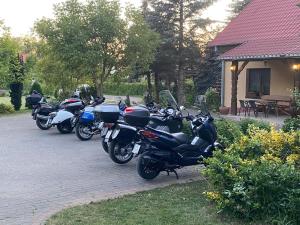 een rij motorfietsen geparkeerd op een parkeerplaats bij Agroturystyka Pod Podkową in Mrągowo