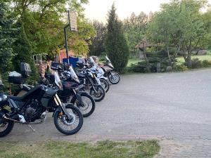 una fila de motocicletas estacionadas en un estacionamiento en Agroturystyka Pod Podkową en Mrągowo