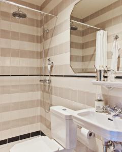 A bathroom at Hotel Bella Grande