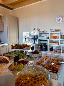 un buffet con muchos tipos diferentes de comida a la vista en ROSETO HOLIDAYS AZZURRO en Cavalcaselle