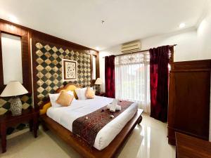 Un dormitorio con una cama grande y una ventana en Puri Karang Residence, en Bangli