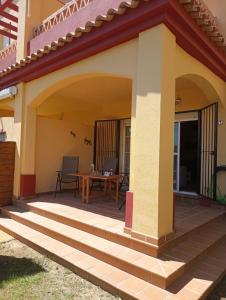 een patio met trappen die naar een huis leiden bij Paola´s Costa Esuri, Albatros-Golf in Ayamonte