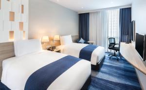 Postel nebo postele na pokoji v ubytování Holiday Inn Express Bangkok Soi Soonvijai by IHG