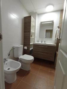 een badkamer met een wit toilet en een wastafel bij Paola´s Costa Esuri, Albatros-Golf in Ayamonte