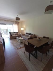 een woonkamer met een tafel en een bank bij Paola´s Costa Esuri, Albatros-Golf in Ayamonte +65 foto's