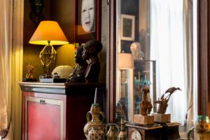 a room with a statue of a man in a mirror at Camera et Caetera Chambres d'hôtes B&B in Roubaix