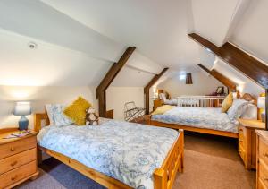 1 Schlafzimmer mit 2 Betten im Dachgeschoss in der Unterkunft Buckinghams Leary 