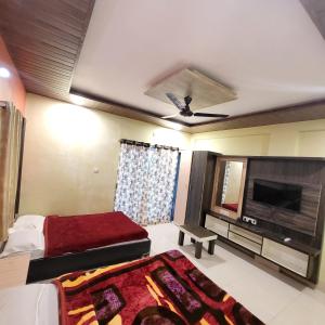 Televisyen dan/atau pusat hiburan di Dhan Homestay
