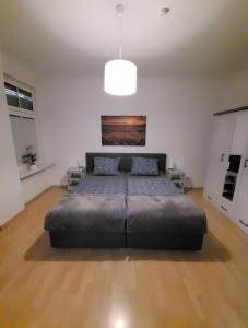 1 dormitorio con 1 cama grande en una habitación en Wohnung in Oberhausen: zentral & ruhig, eigener Eingang en Oberhausen