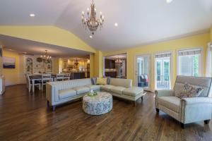 a living room with couches and a dining room at Lakeside Paradise - Luxury by the lake in Afton