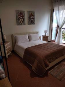 una camera con un grande letto e una finestra di Atena apartments a Agrigento