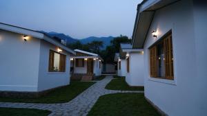 a walkway between two buildings at night at Saanjh Cottages - Hotel in Bir Billing in Bīr