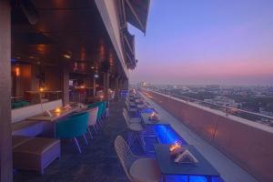 un restaurant avec des tables et des chaises au-dessus d'un bâtiment dans l'établissement Ivory Tower, à Bangalore