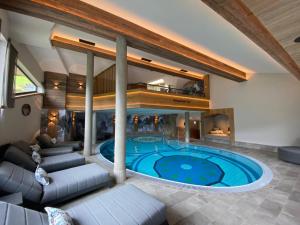 una gran piscina en una casa en Hotel Bergkristall en Oberau