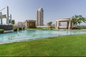 een groot zwembad met een gebouw op de achtergrond bij 1514, Miraclz By Danube in Dubai