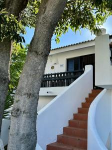 ラゴスにあるThe Tree House 96C - Lagosの木のある家の前の階段