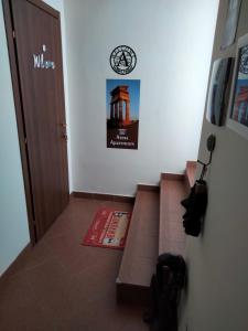 un pasillo con un reloj en la pared y una escalera en Atena apartments en Agrigento