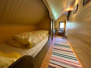Habitación pequeña con cama y alfombra. en Hauane Bed and Breakfast, en Sandnes