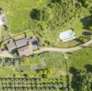 una vista aerea di una tenuta con un'azienda agricola di Podere Marcigliana a Radicondoli
