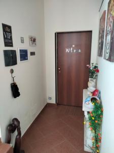 una habitación con una puerta con la palabra esposa en ella en Atena apartments en Agrigento