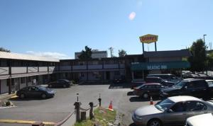 a parking lot with cars parked in front of a store at Seatac Inn in SeaTac