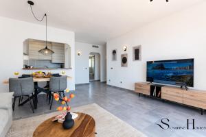 Et tv og/eller underholdning på 2bed beach apartment , first line lux