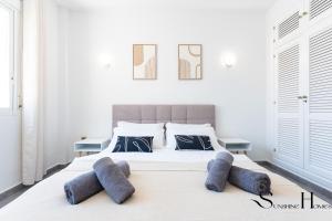 En eller flere senge i et værelse på 2bed beach apartment , first line lux + 27 billeder