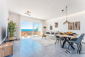 Et opholdsområde på 2bed beach apartment , first line lux