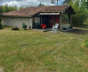 Zdjęcie z galerii obiektu Maison confortable avec terrasse en bois au calme sans vis à vis , 2 chambres, sur un parc de 4000m2 arboré et clos w mieście Pissos