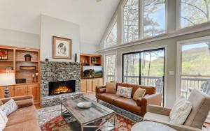 ein Wohnzimmer mit einem Kamin und einem Sofa in der Unterkunft Escape Hatch - Enjoy mountain views in Jasper
